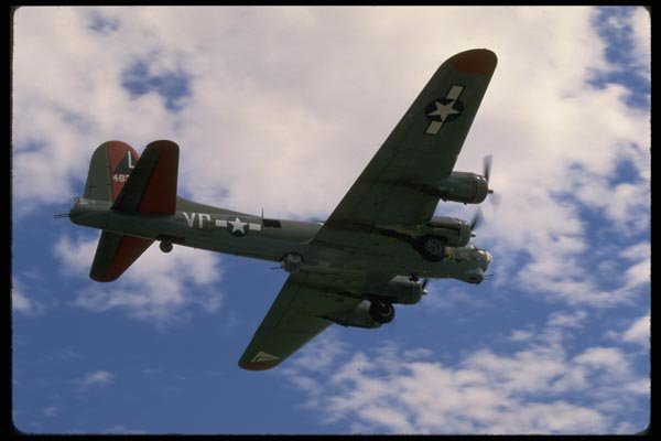 003085 B17 Flying Overhead A4 Photo Print
