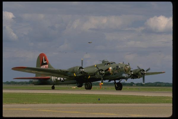 003089 B17 Taxiing, Right Front A4 Photo Print