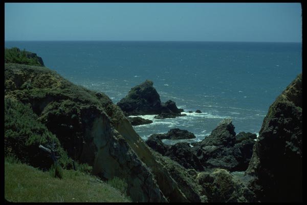 005054 Clear Horizon From Rocky Shore A4 Photo Print