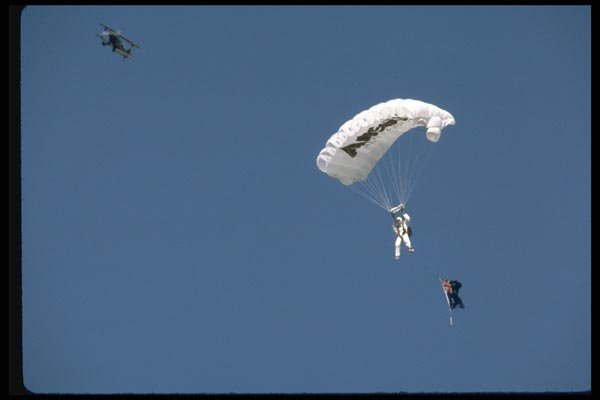 010007 Parasailer Trailing A British Flag A4 Photo Print