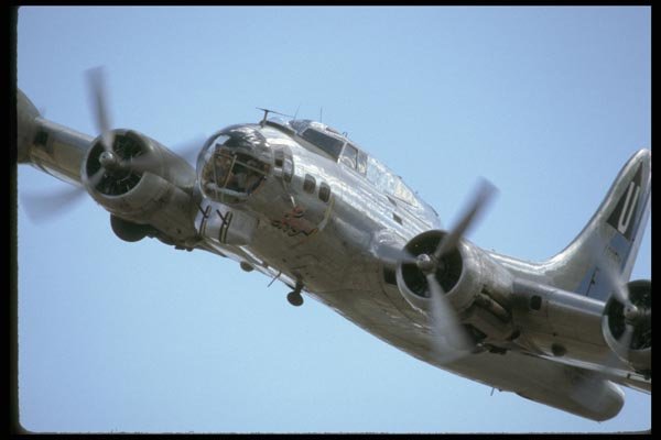 010097 B 17 Flying, Frontal A4 Photo Print