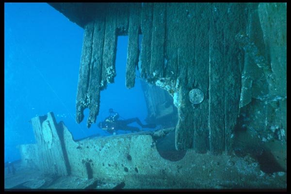 012041 Divers Looking At Old Wreck A4 Photo Print