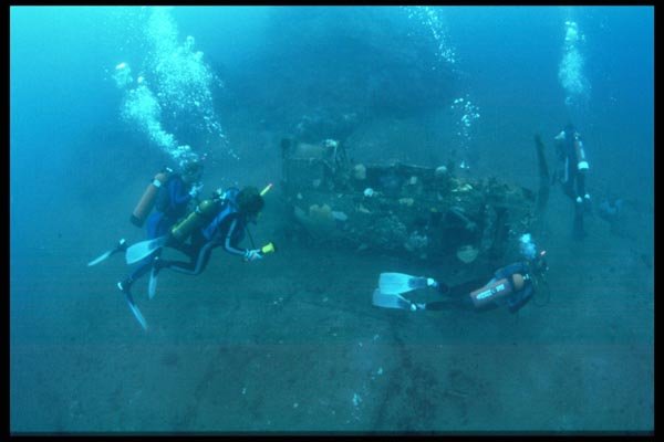 012052 Four Divers Exploring Sunken Plane A4 Photo Print