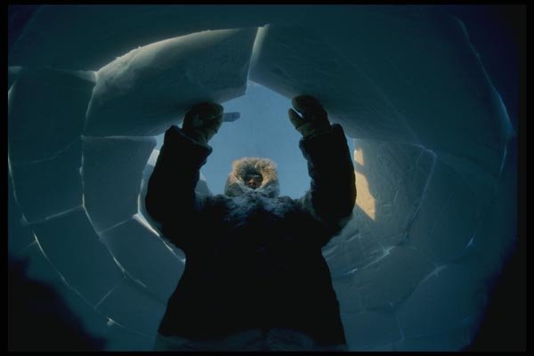 014097 Building An Igloo A4 Photo Print