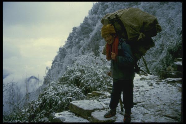 015045 Porter Mountain, Emeishan, Sichuan Province A4 Photo Print