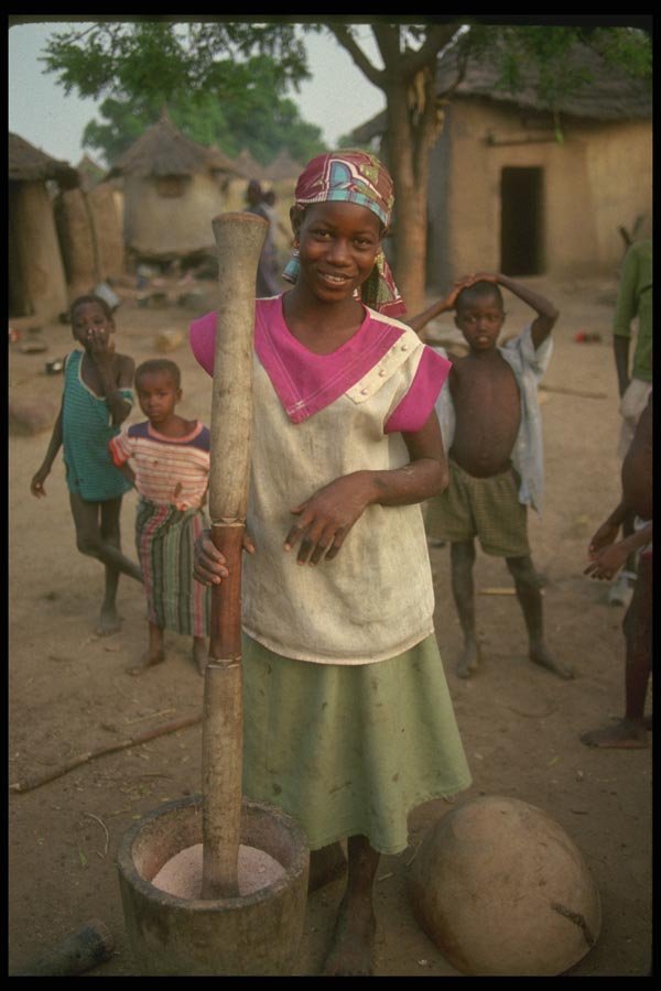 016027 Touarek Woman Grinding Grain A4 Photo Print