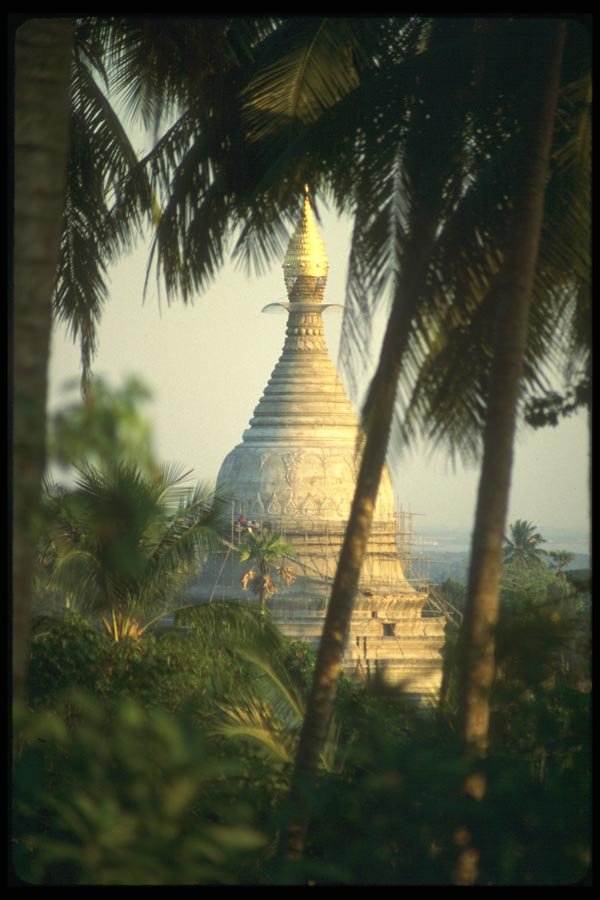 020056 Traditional Burmese Pagoda (stupa) A4 Photo Print