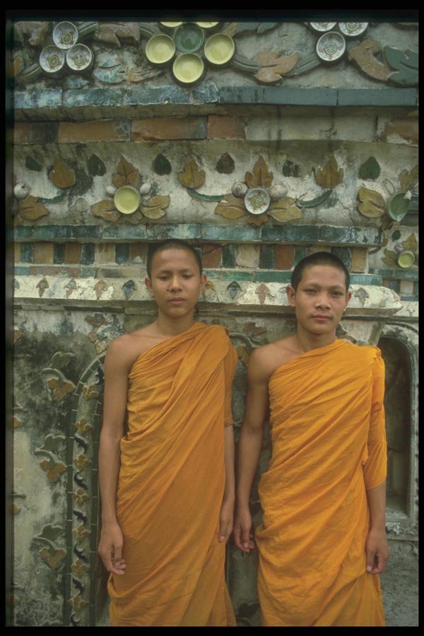 020058 Young Thai Monks, Wat Arun ( Temple Of The Dawn ) A4 Photo Print