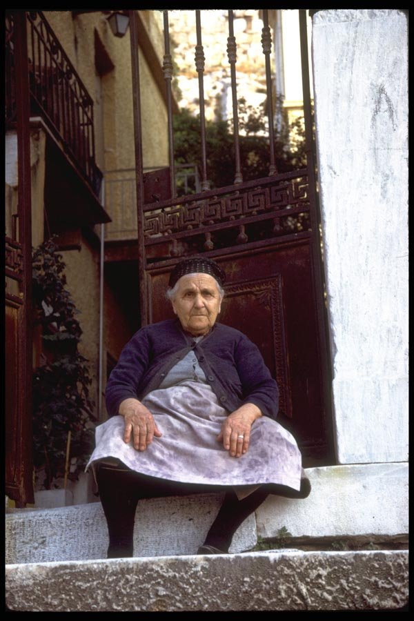023035 Old Woman On Step A4 Photo Print