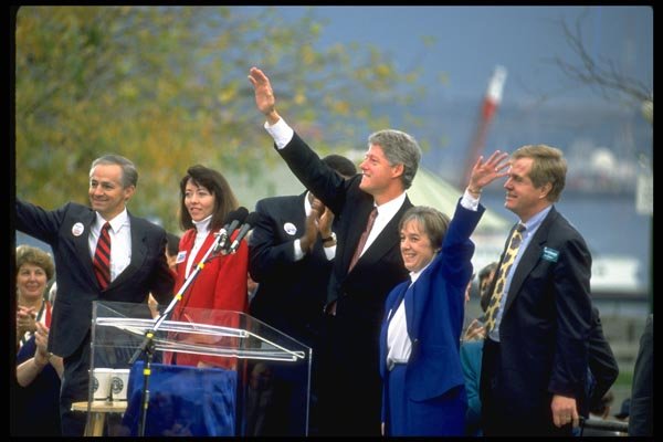 023096 Bill Clinton Waving A4 Photo Print