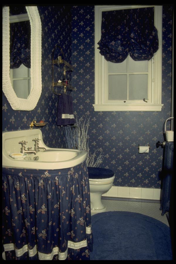 031029 Early Bathroom, Matching Walls, Curtains A4 Photo Print