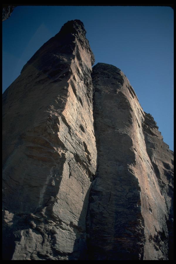 032092 Vertically Seamed And Fractured Rocks A4 Photo Print
