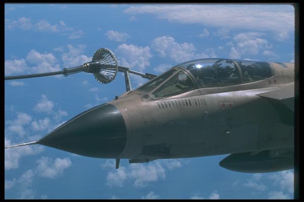 037021 RAF Tornado In Gulf War Paint, Getting Gas A4 Photo Print