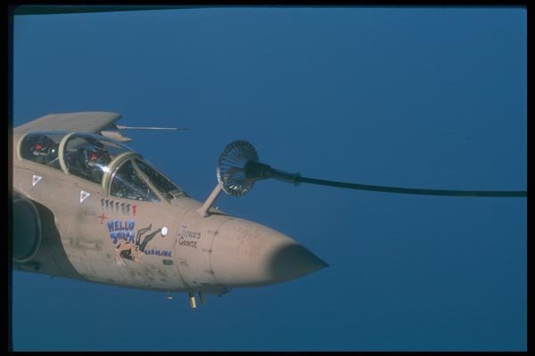 037022 RAF Buckaneer In Gulf War Paint, Getting Gas A4 Photo Print