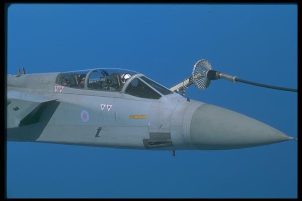 037023 RAF Tornado In Gulf War Paint, Getting Gas A4 Photo Print