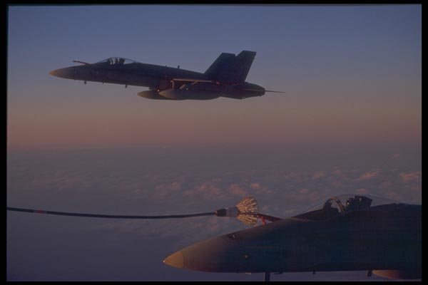 037025 F 18 In Gulf War Paint, Getting Gas A4 Photo Print