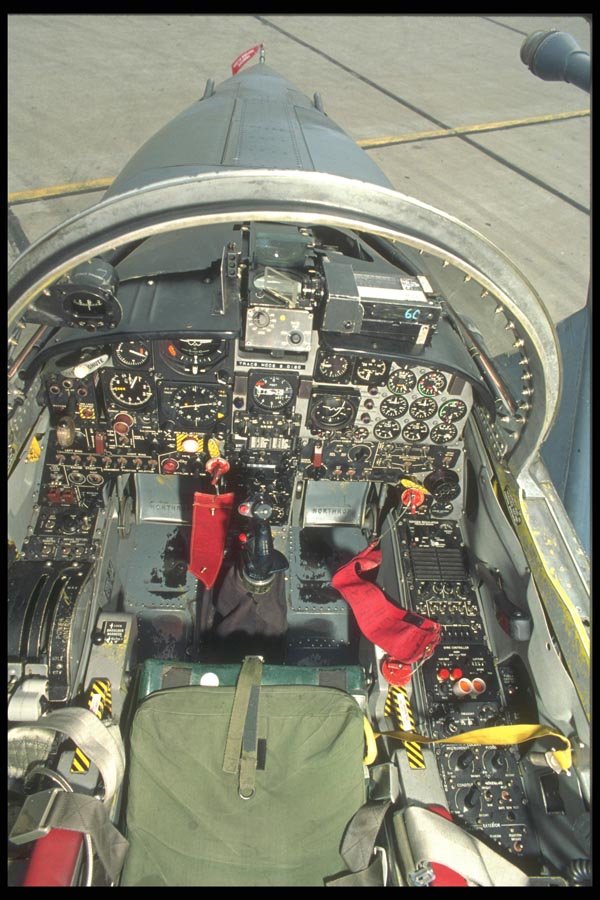 037032 F 5 Cockpit A4 Photo Print