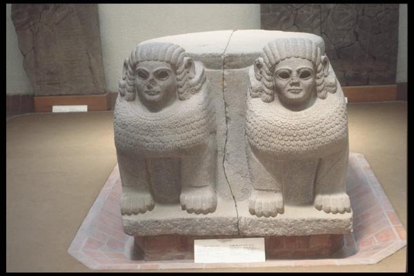 047174 Human headed Lions Hittite, 1200 B.C. A4 Photo Print