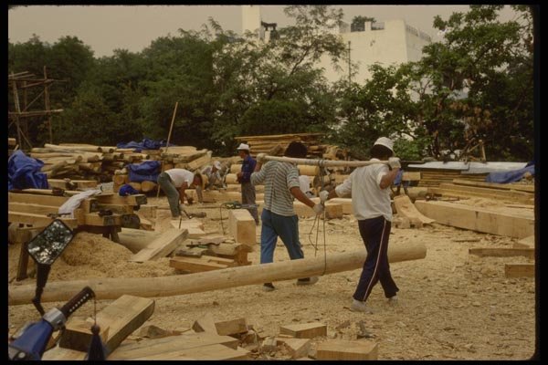 055045 Workmen Building A Traditional Building A4 Photo Print