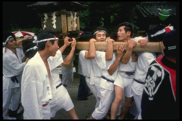 065060 Men Bearing Portable Shrine A4 Photo Print