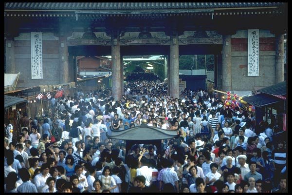 065076 Crowd Around Temple A4 Photo Print