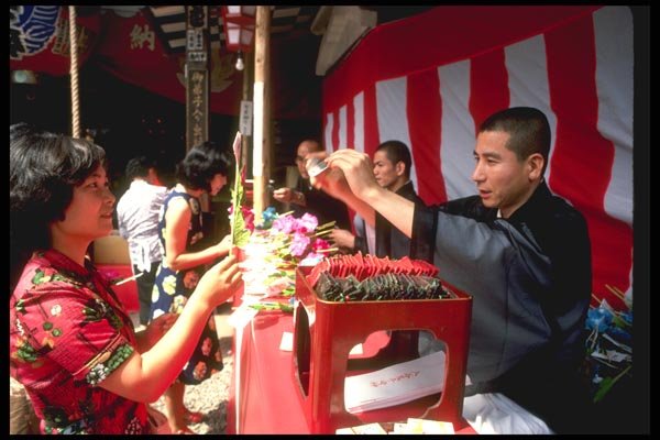 065097 Worshipper With Shinto Priest A4 Photo Print