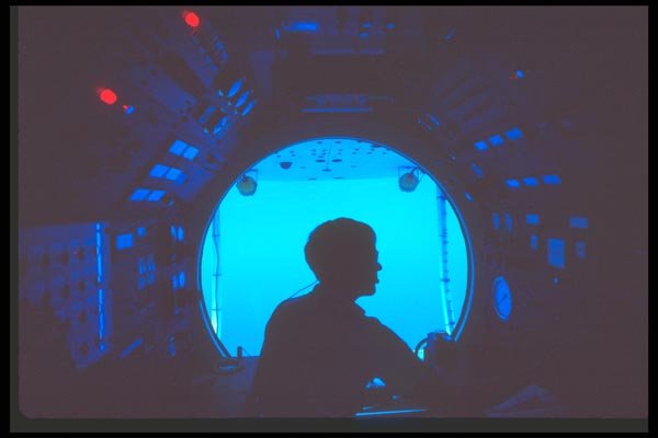 068037 Pilot Looking Through Viewport Of Atlantis Submarine A4 Photo Print