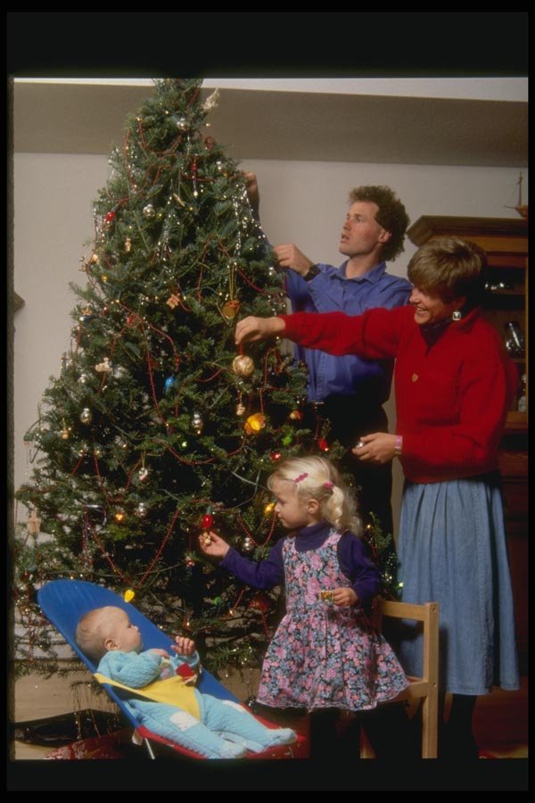 072070 Decorating The Tree A4 Photo Print