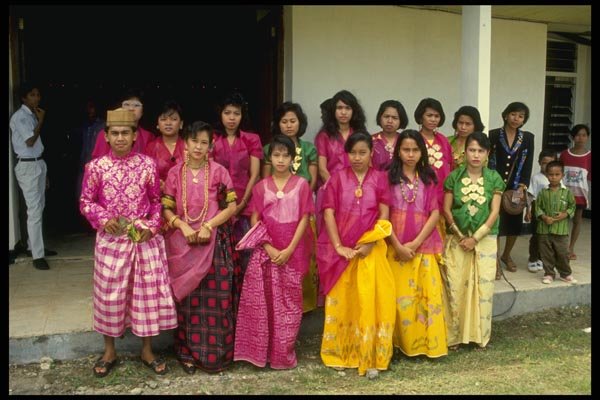 076014 Colorfully dressed People A4 Photo Print