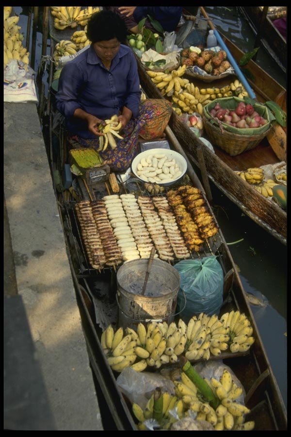 076032 Selling Bananas From A Boat A4 Photo Print