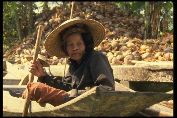 076099 Woman On Boat Selling Onions A4 Photo Print