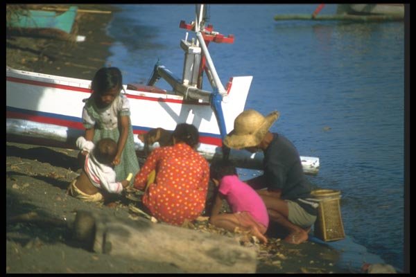 083058 Fisherman And Family Sorting Through Catch, Kusamba A4 Photo Print