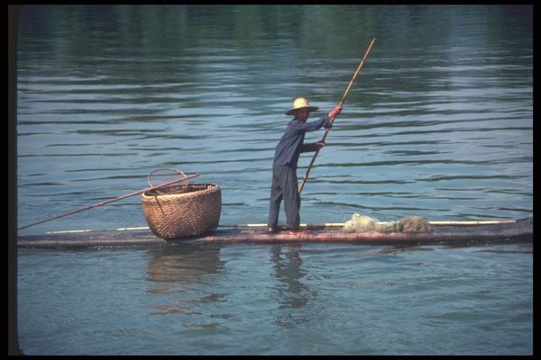 085089 Boater With Baskets, Li River, Gweilin A4 Photo Print