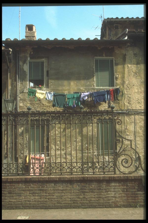 111078 Old Building And Laundry, Siena A4 Photo Print