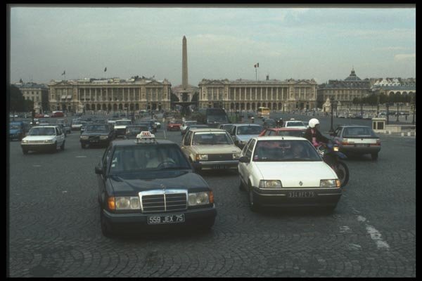 116014 Concord Place Traffic, Paris A4 Photo Print