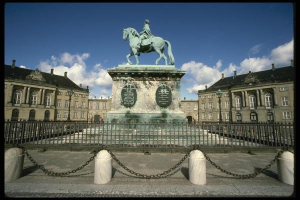 121088 Equestrian Statue, Amalienborg Castle A4 Photo Print