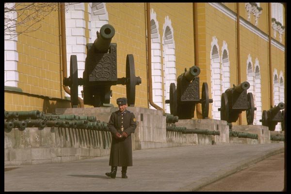 128004 Guard, The Arsenal, Kremlin, Moscow A4 Photo Print