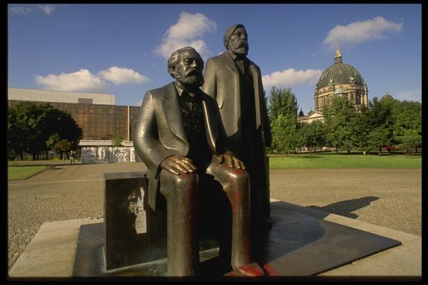129020 Defaced Marx Engel Statue In East Berlin A4 Photo Print