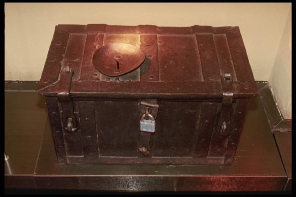 129073 Indulgence Chest A4 Photo Print