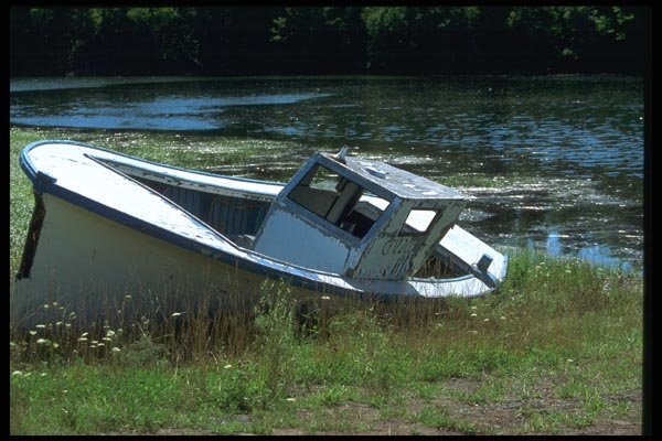 138069 Abandoned Fishing Boat A4 Photo Print