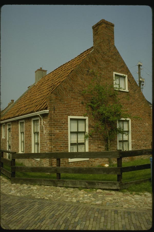 140061 Old Brick House A4 Photo Print