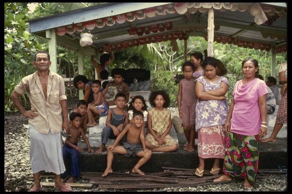 189073 Extended Family On Upolu Island, Western Samoa A4 Photo Print