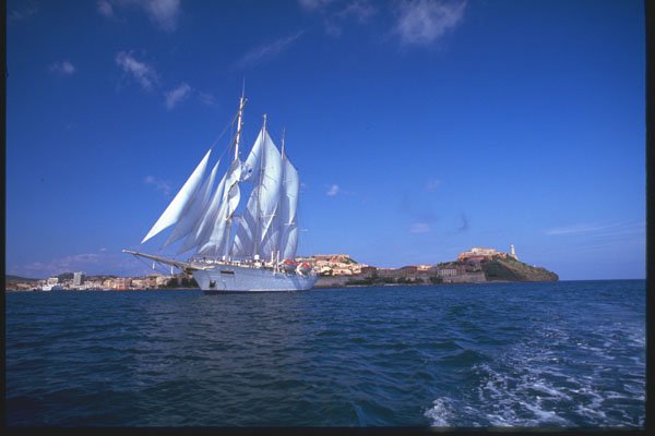 204033 Easing Into The Poroterraio Harbor A4 Photo Print
