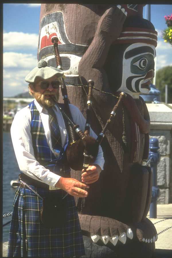 230000 Bagpiper And Totem Pole, Victoria, British Columbia A4 Photo Print