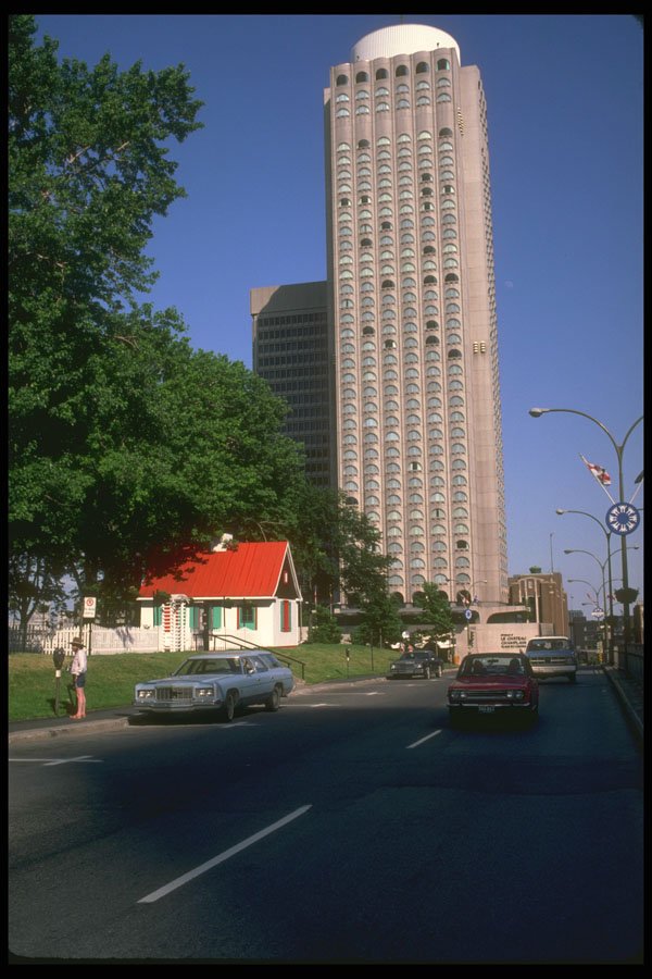 232000 Chateau Champlain A4 Photo Print
