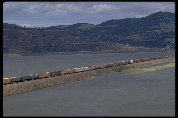 250086 Intermodel Train, Columbia River, Virginia A4 Photo Print