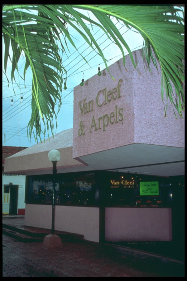 264003 Boutique Attracts Tourists, Isla Mujeres A4 Photo Print