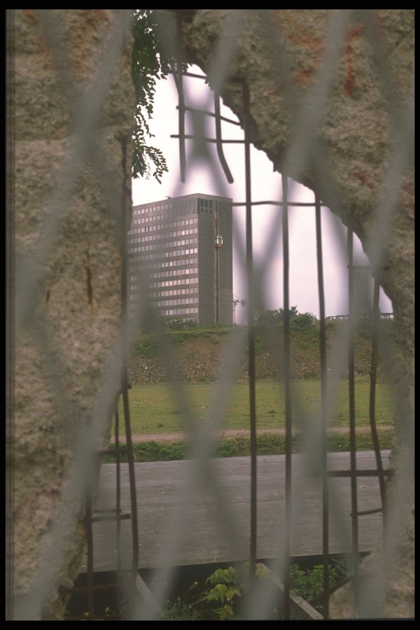 292027 Hole In The Berlin Wall A4 Photo Print