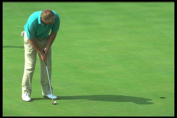 324090 Golfer Putting A4 Photo Print