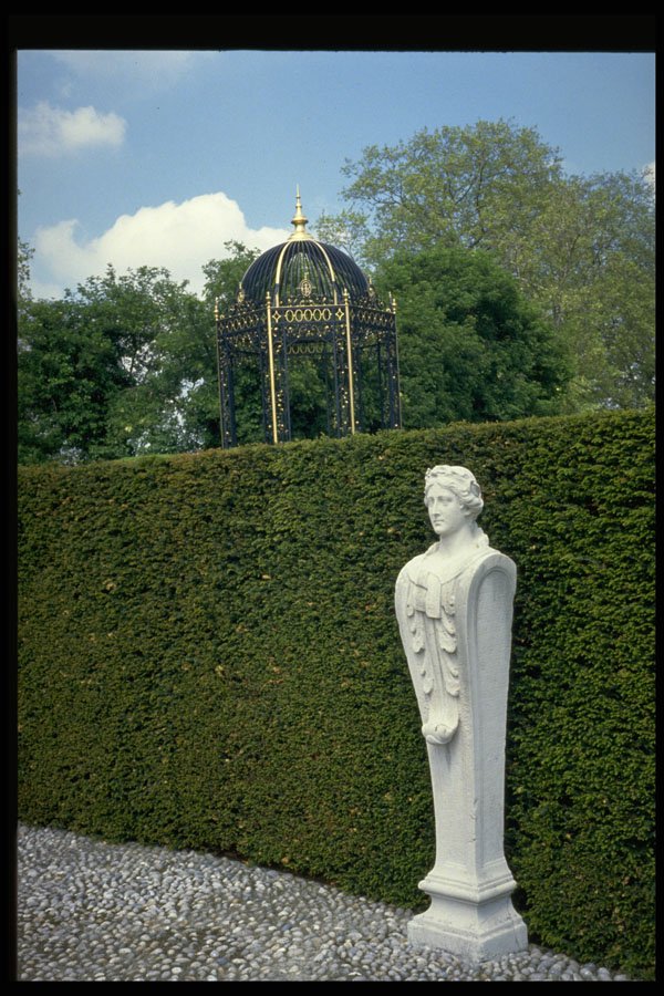 346008 Bust And Gazebo Kew Gardens, England A4 Photo Print